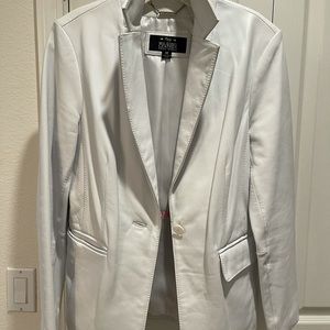 White leather single button blazer w/pockets